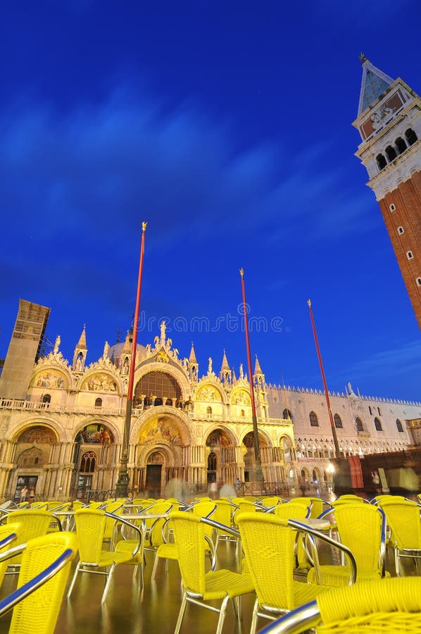 La basilica di San Marco, in una splendida notte sulla famosa piazza veneziana.