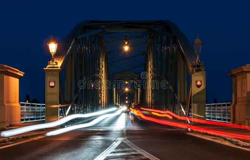 Nočná premávka na moste spájajúcom dve krajiny, Slovensko a