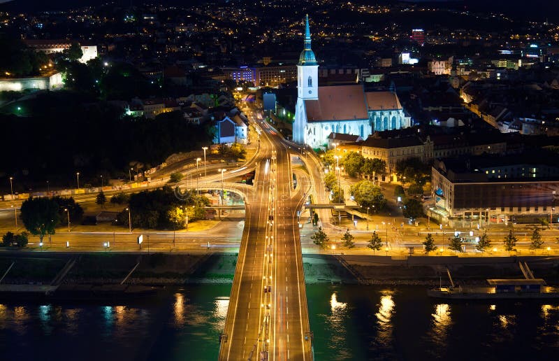 Noční pohled na křižovatku v Bratislavě