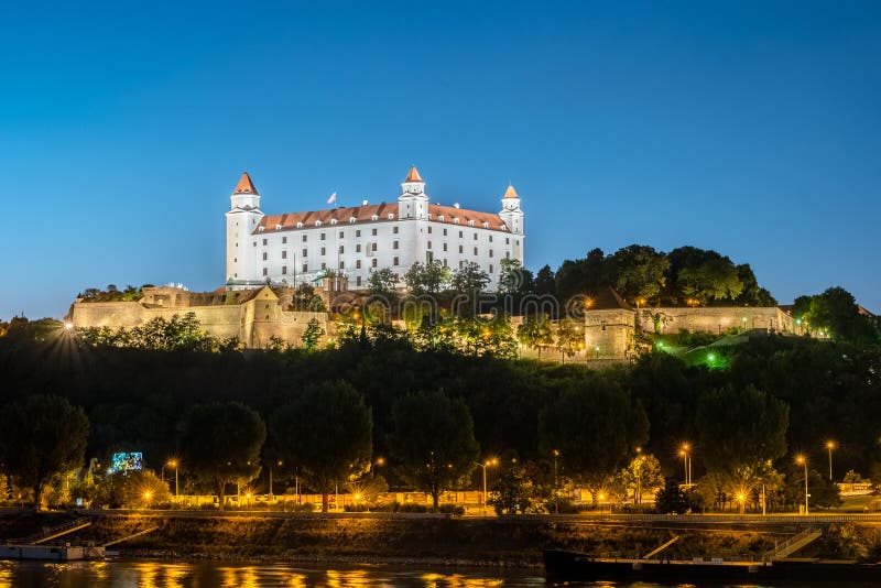 Nočný pohľad na Bratislavský hrad v hlavnom meste Slovenskej republiky.