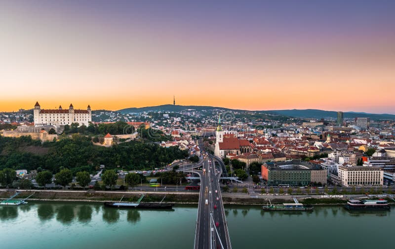 Noční pohled na centrum Bratislavy