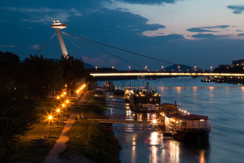 Nočný pohľad na Most v Bratislave