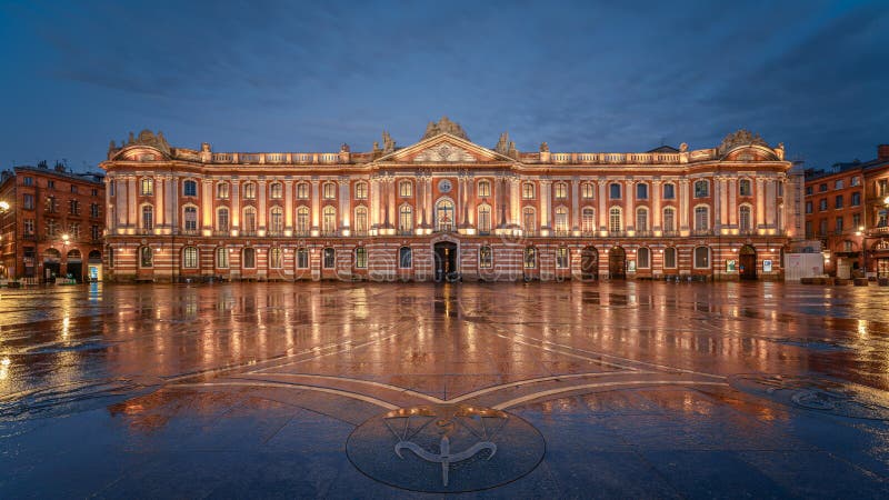 Night View of the Place Du Capitole and HÃ´tel De Ville De Toulouse ...