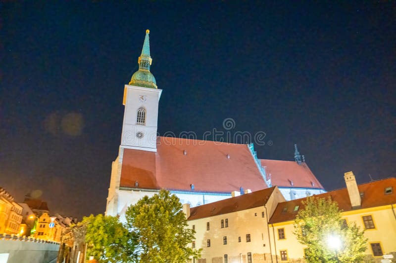 Noční pohled na katedrálu sv. Martina je římskokatolický kostel v Bratislavě