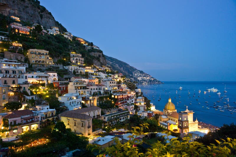 Soumraku, Positano a Amalfi Pobřeží Itálie.