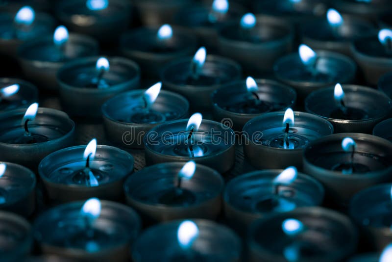 nightlight Αναμμένα ελαφριά κεριά τσαγιού τη νύχτα με ένα ασημένιο blu στοκ εικόνα με δικαίωμα ελεύθερης χρήσης nightlight Αναμμένα ελαφριά κεριά τσαγιού τη νύχτα με ένα ασημένιο blu στοκ εικόνα με δικαίωμα ελεύθερης χρήσης