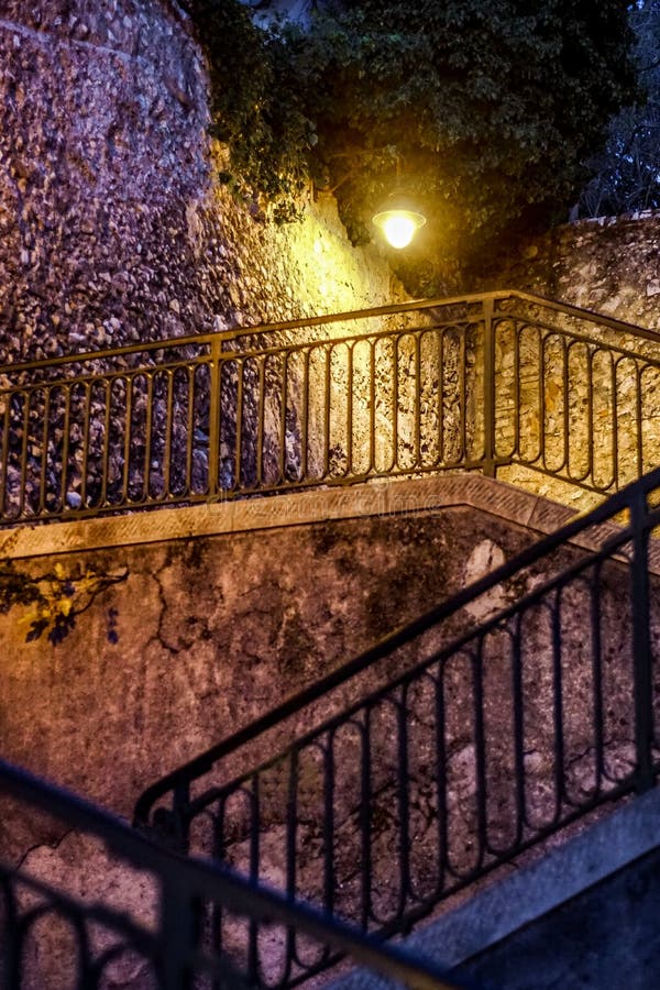 Nightshot eines Fluges der Treppe im alten Dorf von Nizza lizenzfreie stockfotografie Nightshot eines Fluges der Treppe im alten Dorf von Nizza lizenzfreie stockfotografie