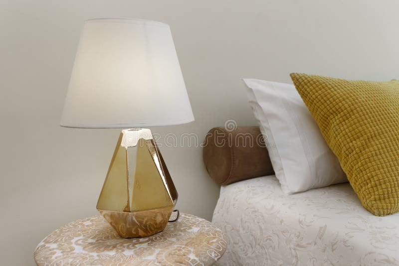 Nightstand mit Lampe stockbilder Nightstand mit Lampe stockbilder