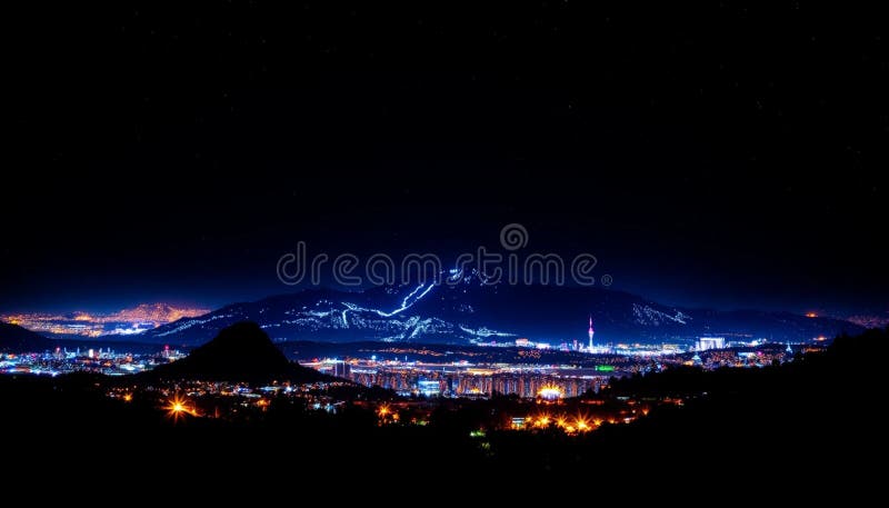 Nighttime cityscape med belysta byggnader mellan mörka kullar och ett stock illustrationer