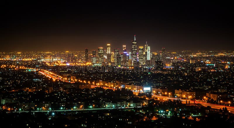 Nighttime cityscape med ett besprutningsstadsområde med en framstående skylt. Ta stock illustrationer