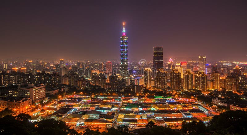 Nighttime cityscape of Taipei Taiwan har Taipei 101 med en framskjuten belysning i vektor illustrationer