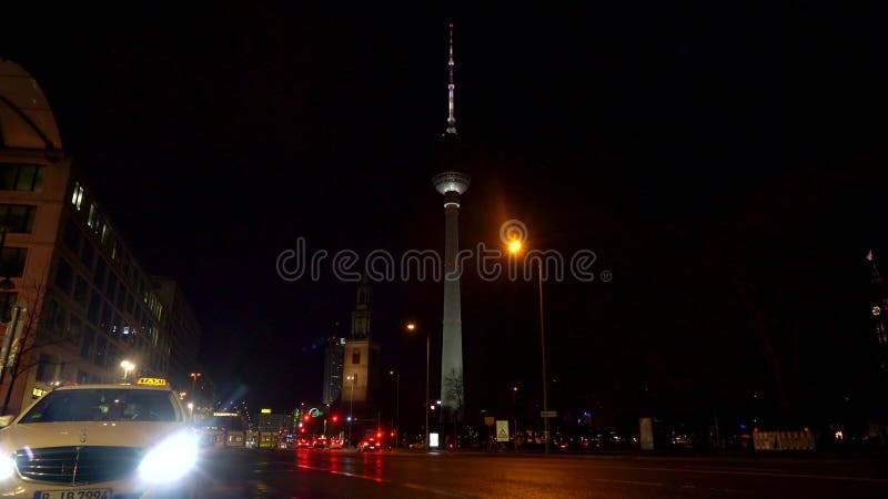 Nighttime view längs Karl Liebknecht Strasse mot Berliner Fernsehturm Television Tower, Berlin, Tyskland