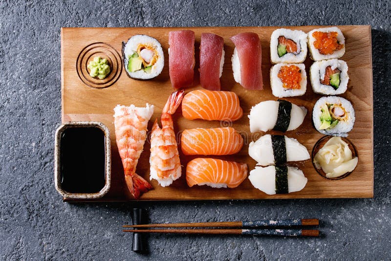 Nigiri e rolos ajustados do sushi