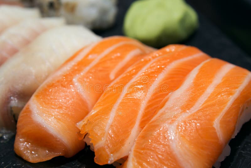 Nigiri saumoné classique de sushi Nourriture japonaise, plan rapproché photo stock Nigiri saumoné classique de sushi Nourriture japonaise, plan rapproché photo stock