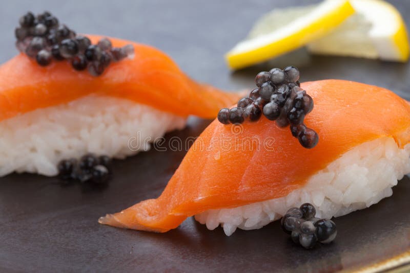 Nigiri suszi z Świeżym łososiem i Czarnym kawiorem zdjęcia stock Nigiri suszi z Świeżym łososiem i Czarnym kawiorem zdjęcia stock
