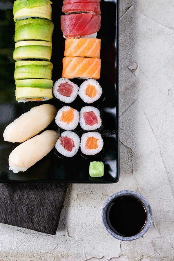 Nigiri y rollos determinados del sushi imagen de archivo Nigiri y rollos determinados del sushi imagen de archivo