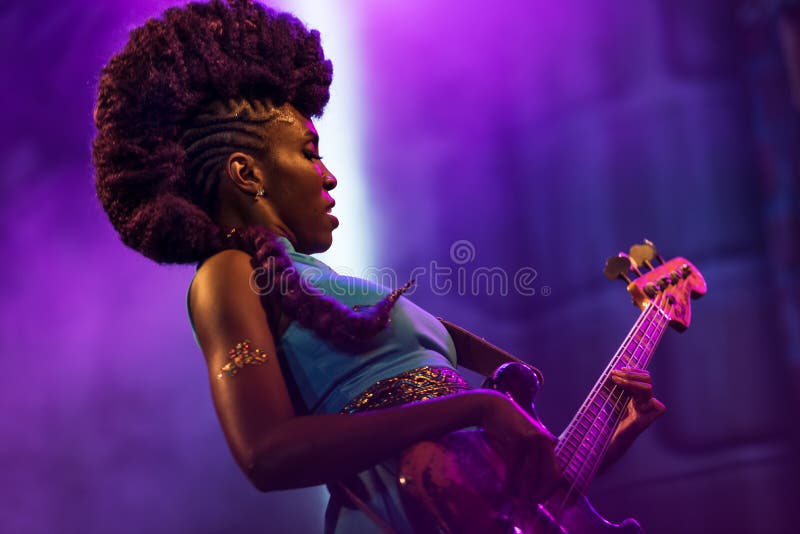 Nik West bor på Nisville Jazz Festival, Augusti 11 2017 arkivfoto Nik West bor på Nisville Jazz Festival, Augusti 11 2017 arkivfoto