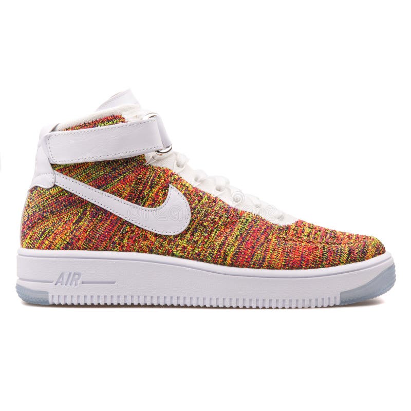 Nike Air Force 1 ultra mediados de zapatilla de deporte del multicolor de voltio de Flyknit imágenes de archivo libres de regalías Nike Air Force 1 ultra mediados de zapatilla de deporte del multicolor de voltio de Flyknit imágenes de archivo libres de regalías