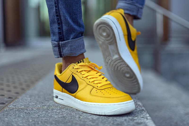 Obligar carrera Feudo Nike Air Force Una Lv 07 Amarillo Foto editorial - Imagen de persona, nike:  191371836