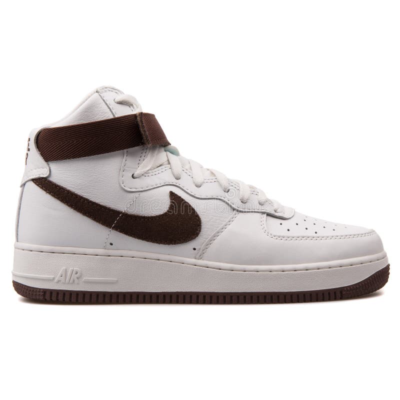Nike Air Force zapatilla de deporte blanca y marrón de 1 alto QS retro fotografía de archivo Nike Air Force zapatilla de deporte blanca y marrón de 1 alto QS retro fotografía de archivo