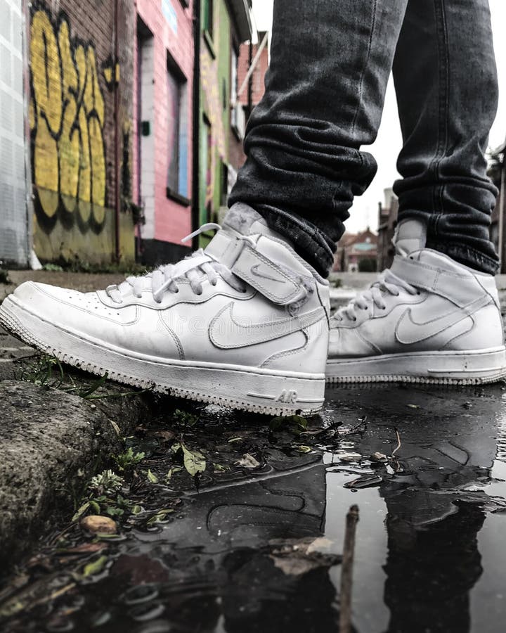 Nike Air in het stedelijke milieu van Belgi? stock afbeelding Nike Air in het stedelijke milieu van Belgi? stock afbeelding