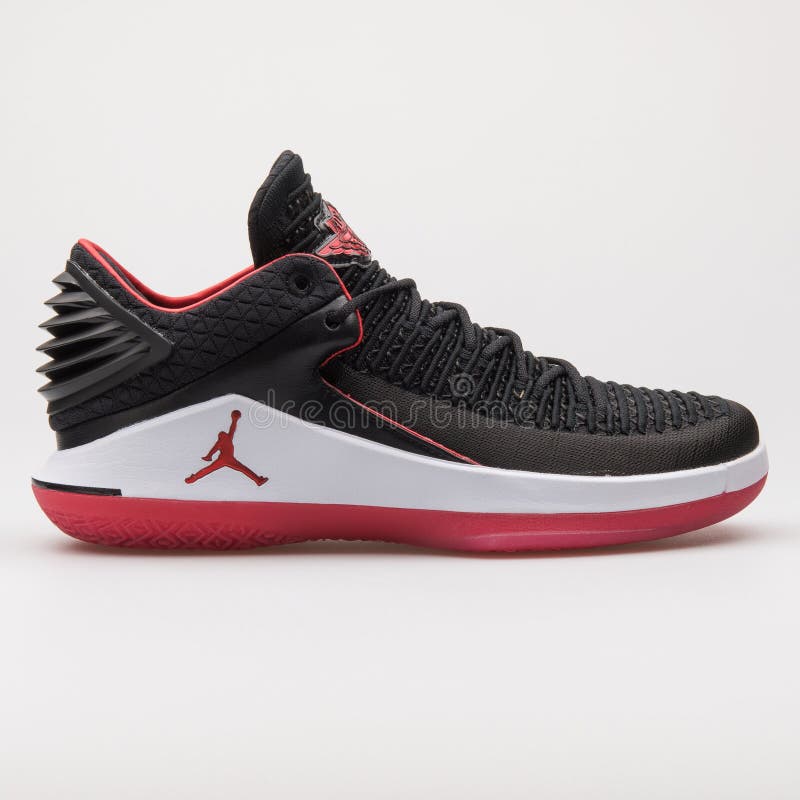Nike Air Jordan 32 Esneaker Negro Y Bajo Imagen editorial - de zapatos, atlético: 179326085