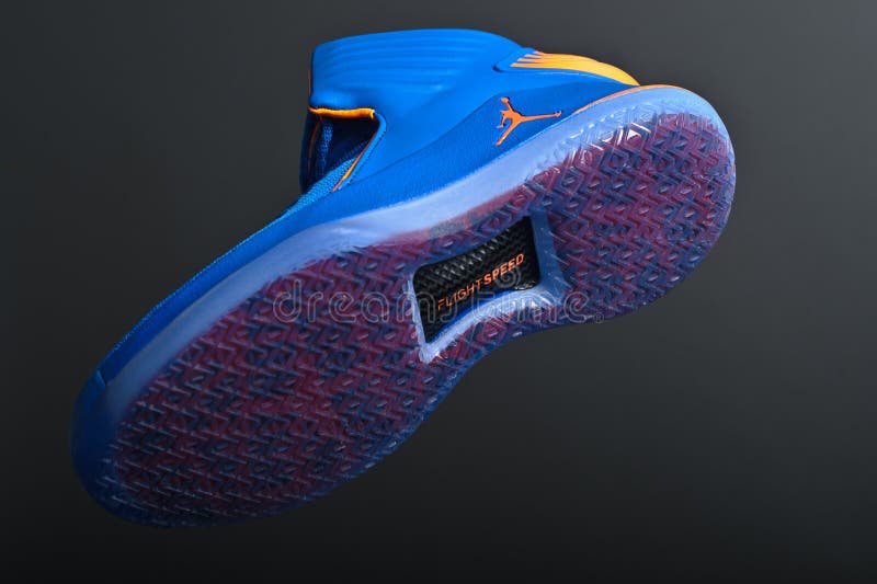 Punto de referencia el viento es fuerte Inesperado Nike Air Jordan XXXII 32 Zapatos En Colores Azul Y Naranja Sobre Fondo  Negro Krasnoyarsk, Rusia - 19 De Diciembre De 2017 Foto editorial - Imagen  de lujo, actividad: 173701976