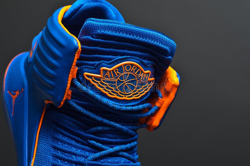 Meseta cómo ilegal Nike Air Jordan XXXII 32 Zapatos En Colores Azul Y Naranja Sobre Fondo  Negro Krasnoyarsk, Rusia - 19 De Diciembre De 2017 Foto de archivo  editorial - Imagen de baloncesto, ocasional: 173702253