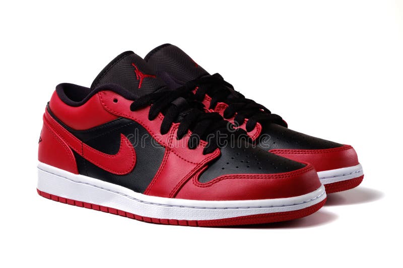 Nike Air Jordan 1 Zapatillas De Colores Retro De Bajo Color Rojo Inverso Aisladas En Blanco editorial - Imagen pista, retro: 205677327