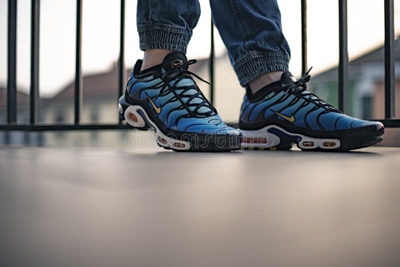 Escabullirse Sofisticado complejidad Nike Air Max Plus TN Hyperblue Editorial Photography - Image of running,  foot: 160809677
