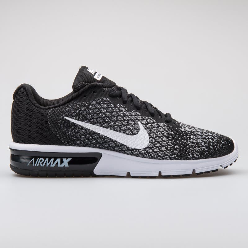 Cumplimiento a Remontarse arco Nike Air Max Sequent 2 Black and Metallic Silver Sneaker Editorial Image -  Image of lifestyle, side: 180518165