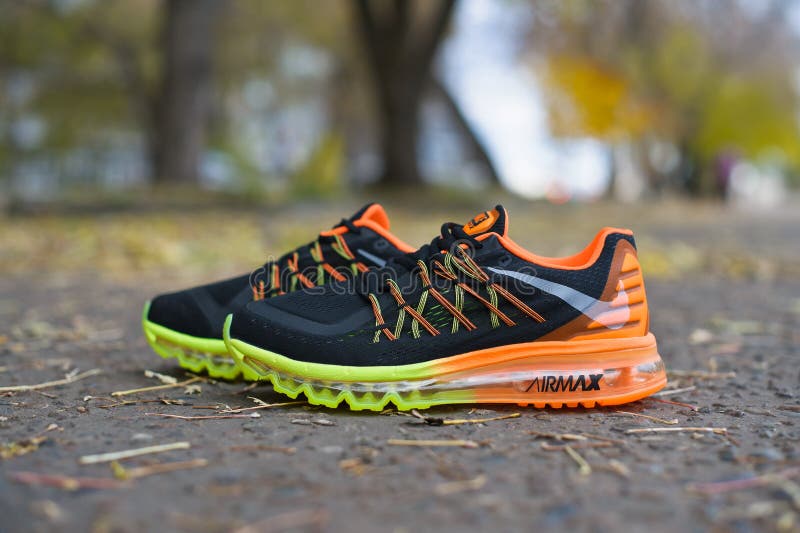 Nike Air Max 2015 Zapatillas Correr Zapatillas De Deporte Disparadas Al Aire Libre Durante El De Otoño. Krasnoya Foto de editorial - Imagen de calzado, cordones: 173837063