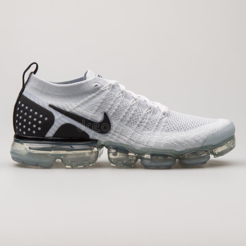 Nike Air Vapormax Flyaqueador 2 Blanco Y Negro Imagen de editorial - de retroceder: