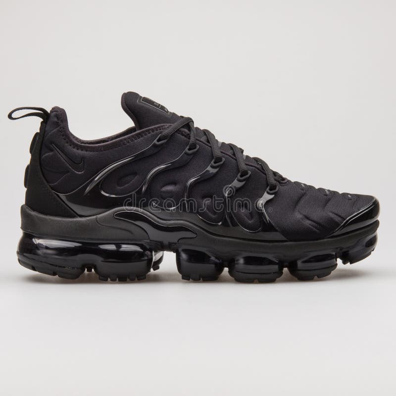 vapormax plus black and white junior