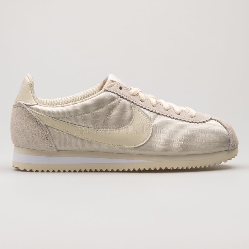 muñeca cepillo Inmunidad Nike Classic Cortez Nylon Beige Sneaker Imagen de archivo editorial -  Imagen de sportswear, aptitud: 181758964