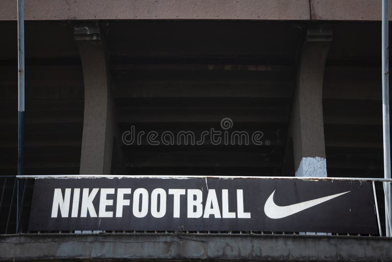 Nike Football Logo vor einem Stadion in Belgrad. lizenzfreies stockfoto