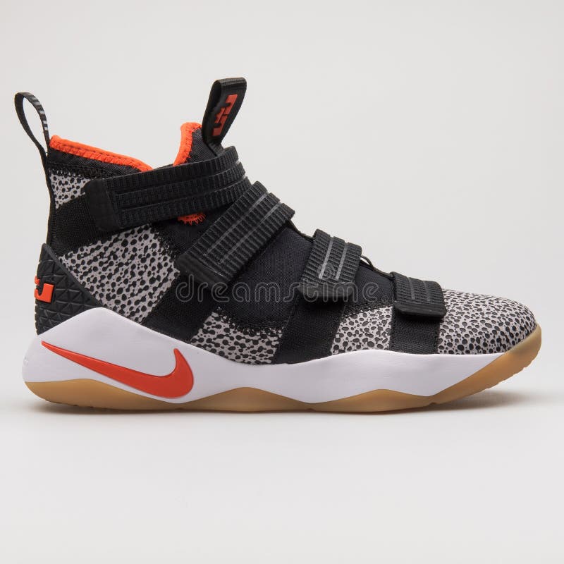 Basketball Sportluxusschuhe Nike Lebrons Xv Beige Erschossen Auf Weissem Hintergrund Krasnojarsk Russland 19 Dezember 2017 Redaktionelles Stockfotografie Bild Von Maximum Eignung 173771597