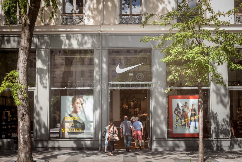 Nike-Logo auf ihrem Hauptladen für Lyon. nike ist eine amerikanische Marke für Sportbekleidung und Schuhe berühmt für sportliche A lizenzfreie stockfotografie