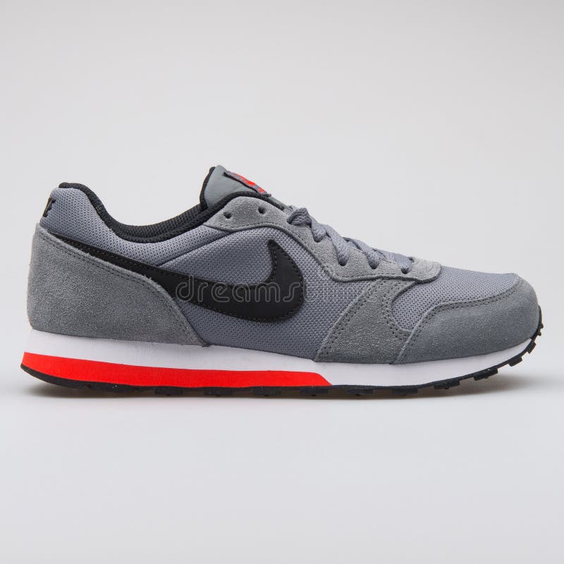 llave inglesa Adicto definido Nike MD Runner 2 Grey Sneaker Editorial Stock Image - Image of isolated,  back: 145863789