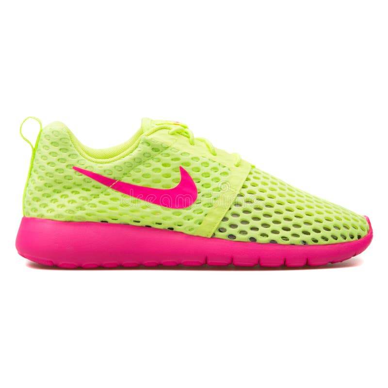 Necesitar sociedad Realmente Nike Roshe One Flight Weight Green and Pink Sneaker Editorial Photography -  Image of object, roshe: 147992912