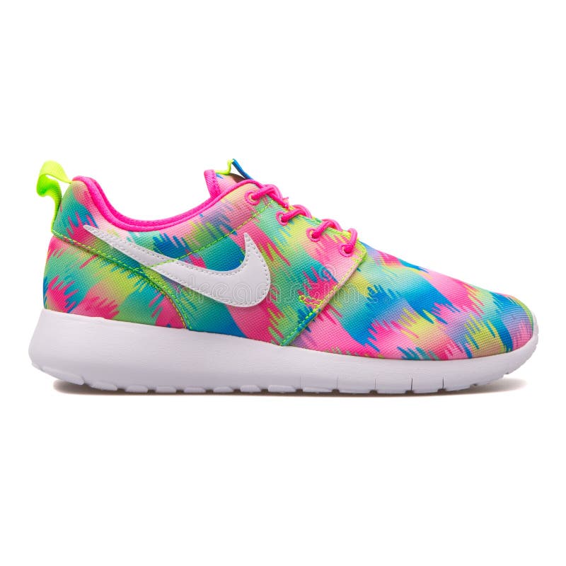 Nike Roshe One Print rosa, blå, grön och gul gymnastiksko royaltyfri fotografi Nike Roshe One Print rosa, blå, grön och gul gymnastiksko royaltyfri fotografi