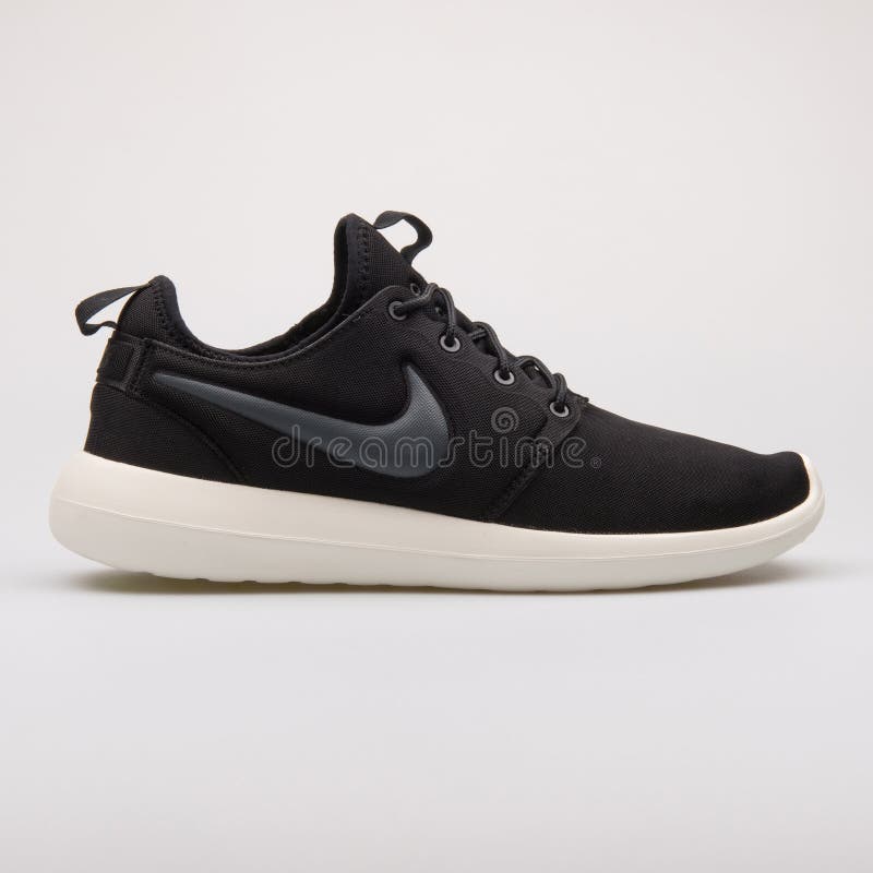 Nike Roshe Two svartgymnastiksko arkivfoton Nike Roshe Two svartgymnastiksko arkivfoton
