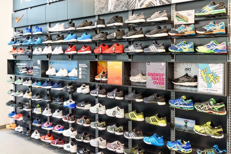 Nike Running Shoes Sale Nike Shoe Store Display Foto de archivo editorial Imagen adentro, nike: 65626568