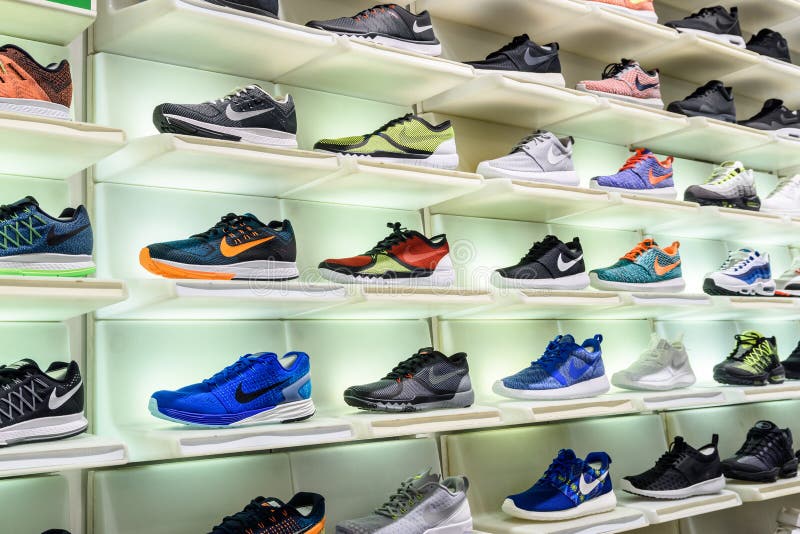 Adecuado sistema Sociedad Nike Running Shoes for Sale En Nike Shoe Store Display Foto de archivo  editorial - Imagen de zapatillas, marca: 67432008