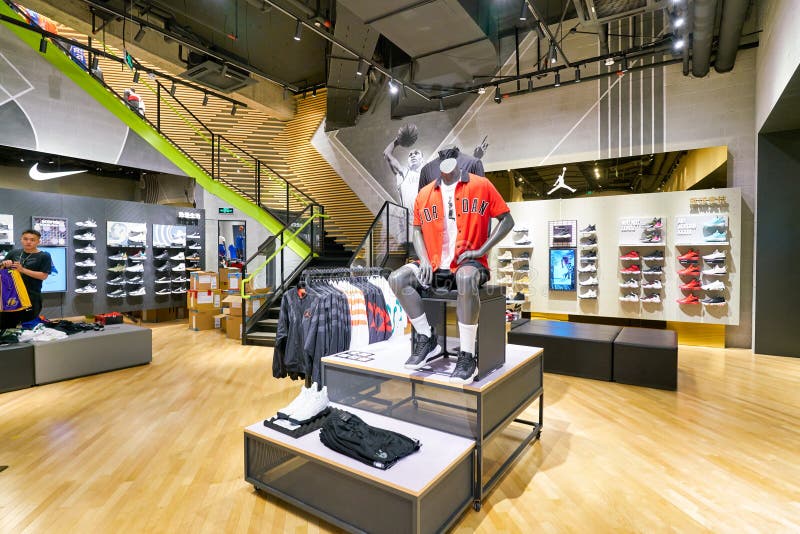 nike store business hours