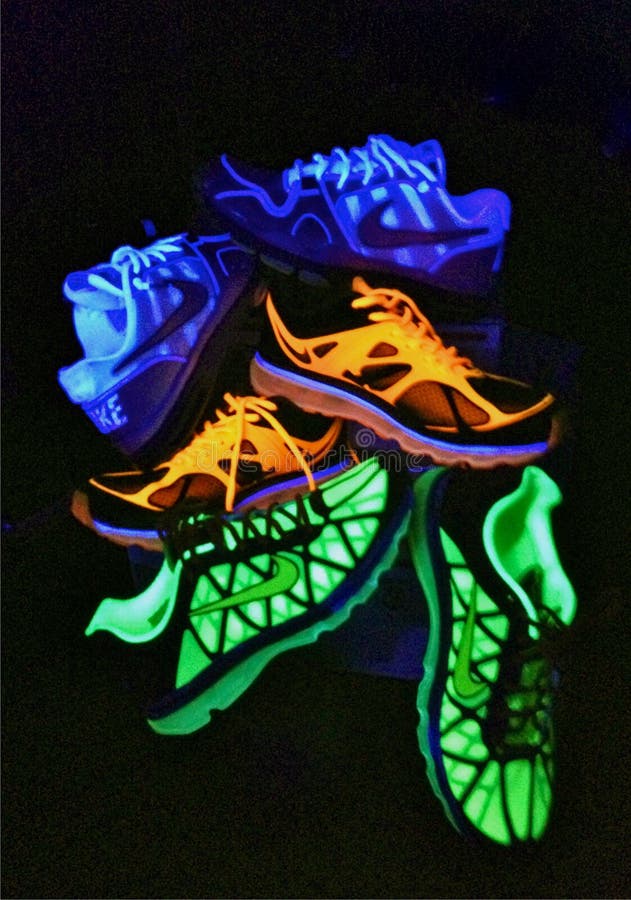 Nike Shoes neón foto editorial. Imagen de brillante -