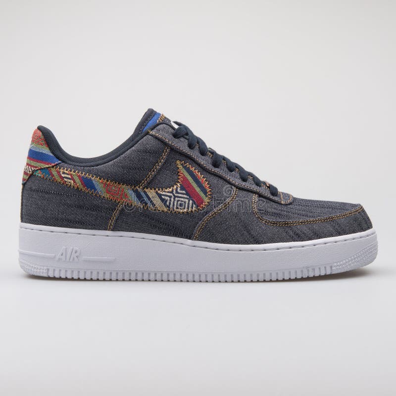 Nike siły powietrzne 1 07 LV8 obsydianu ciemnych tenisówka obrazy stock Nike siły powietrzne 1 07 LV8 obsydianu ciemnych tenisówka obrazy stock
