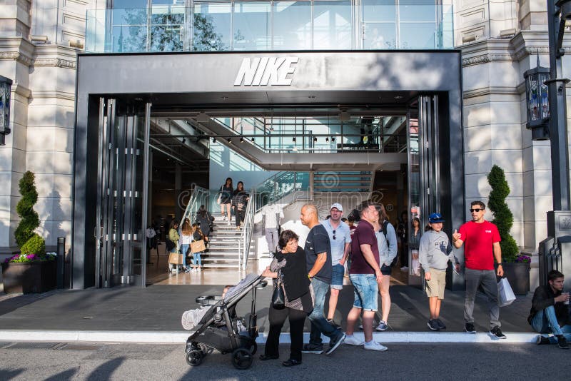 por inadvertencia ponerse nervioso Impulso Nike Store en Los Ángeles imagen de archivo editorial. Imagen de turismo -  115902939