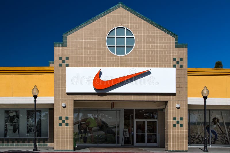 Nike Store Exterior foto editorial. Imagen de accesorios -