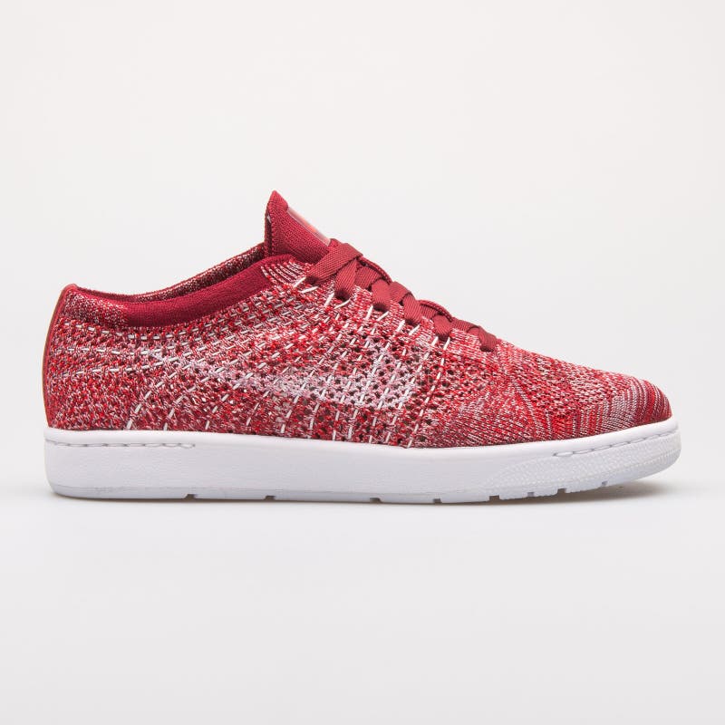 Galaxia Tomar un baño escalera mecánica Nike Tennis Classic Ultra Flyknit Red and White Sneaker Editorial Stock  Photo - Image of sneaker, exercise: 146934908